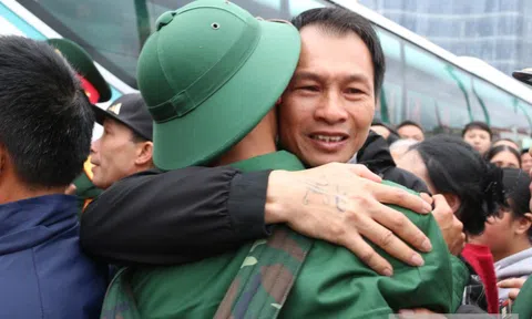 Xúc động phút tiễn hơn 3.800 thanh niên Nghệ An lên đường nhập ngũ