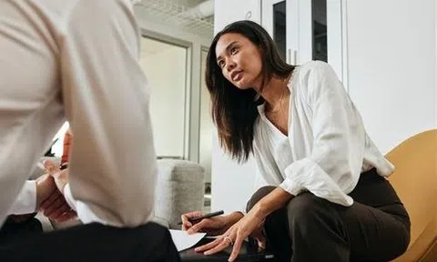 Dẫn mẹ đi cùng khi phỏng vấn xin việc, tôi tự dưng được tăng lương so với dự kiến