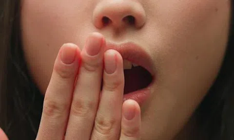 Vẫn bị hôi miệng dù đánh răng bao nhiêu lần đi nữa, bác sĩ tiết lộ "thủ phạm thực sự": Nhiều người ho ra "hạt gạo" có mùi hôi