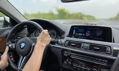 Vừa lái ô tô vừa nghe nhạc có vi phạm không? Tài xế có thể bị phạt tới 6 triệu đồng nếu bỏ qua chi tiết này