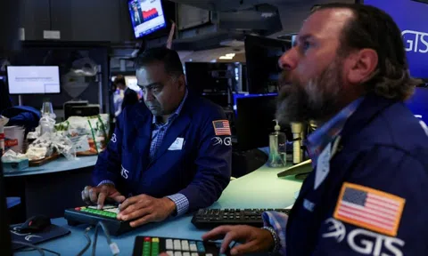 Chứng khoán toàn cầu chao đảo khi Mỹ - Israel tấn công Iran