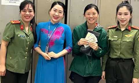 Nữ du khách Mỹ bỏ quên ví chứa hàng ngàn USD ở sân bay Đồng Hới