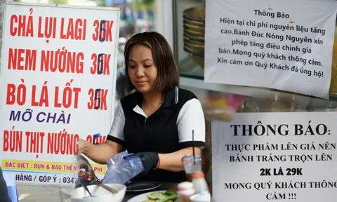 "Quán xin phép tăng 5.000 mong khách thông cảm" - Phía sau tấm bảng dán đè giá, tô phở vơi bớt đồ