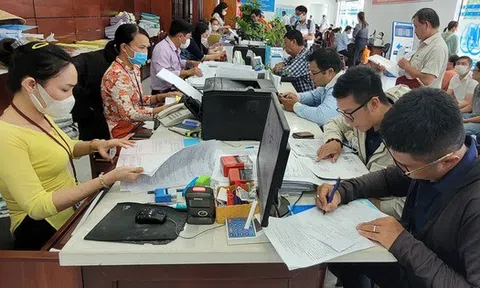 Lương cơ sở dự kiến tăng 8% từ 1-7, những khoản nào sẽ được điều chỉnh theo?