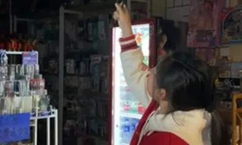 Thấy tiền lì xì gửi ngân hàng lãi quá thấp, bé gái 12 tuổi mở cửa hàng văn phòng phẩm rồi thuê mẹ làm nhân viên, trả lương 350 nghìn/ngày