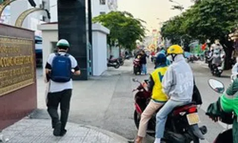 Sinh viên nháo nhác vì bãi xe bất ngờ đóng cửa, trường đại học chuyển hướng học online