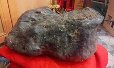 Tảng đá hình con ếch trong cửa hàng bỗng xuất hiện vệt vàng lạ sau Tết, người dân kéo đến xem kín nhà