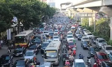 Chuẩn bị dựng rào chắn trên đường Nguyễn Trãi để thi công dự án chống ngập