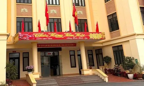 Tạm đình chỉ 4 cán bộ, công chức phường chậm tham
mưu, xử lý thủ tục hành chính