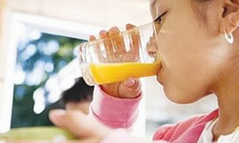 Oresol đóng chai đủ màu sắc cho trẻ uống thay nước: Chuyên gia nói thói quen tưởng tốt nhưng tiềm ẩn rủi ro