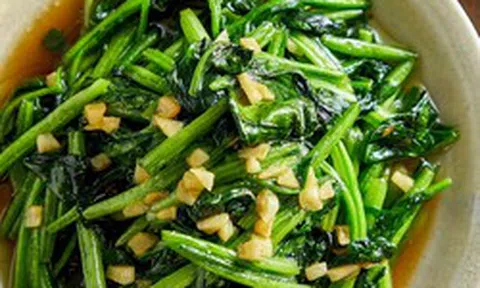 Loại rau được ví như "mỹ phẩm tự nhiên", giúp da sáng, giảm tàn nhang, dưỡng tóc đen và bóng hơn, chợ Việt bán rất rẻ