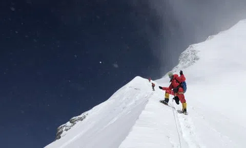 Cô gái chinh phục liên tiếp 3 "nóc nhà thế giới" khiến giới leo núi "ngả mũ"