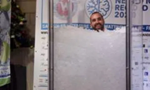 Người đàn ông đứng giữa tủ đá -18°C suốt hơn 2,5 giờ, lập kỷ lục Guinness khiến nhiều người “rùng mình”