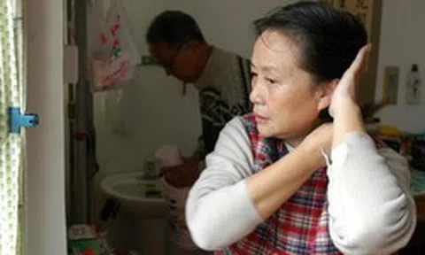 Hai người hàng xóm cùng tiết kiệm: Một người để dưỡng già, một người dồn cho con và cái kết khiến ai cũng phải nghĩ lại