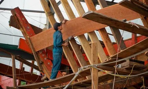 Làng đóng tàu 700 năm tuổi chao đảo trước “sóng gió” thị trường