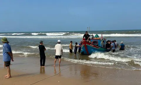 Vào mùa cá mực, ngư dân như ngồi trên đống lửa vì không thể ra khơi