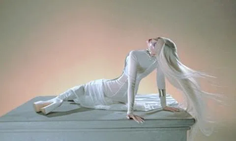 Phùng Khánh Linh với món quà đặc biệt