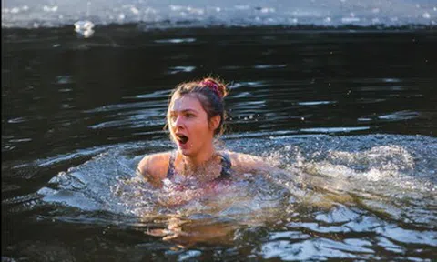 Nín thở bơi dưới lớp băng dày, cô gái xinh đẹp lập kỷ lục Guinness