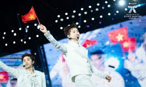 Dàn anh trai "say hi" làm nên khoảnh khắc tự hào với lá cờ đỏ sao vàng