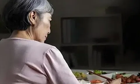 57 tuổi sống chung với bạn trai, mỗi tháng trả 3,5 triệu tiền sinh hoạt: Tôi nhận ra mình đang “trả tiền để làm giúp việc”