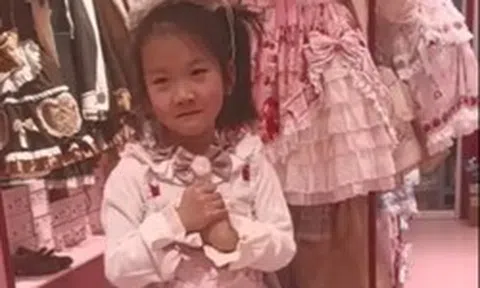 Bức ảnh bé gái trong cửa hàng quần áo "tố cáo" sự bất lực của nhiều cha mẹ!