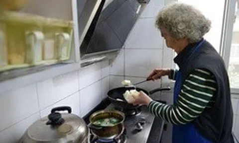 Người phụ nữ 57 tuổi dùng mỡ lợn nấu ăn suốt 3 năm, đi khám sức khoẻ bác sĩ ngạc nhiên hỏi: "Chị đã làm gì?"