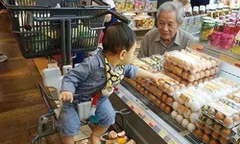 Cháu làm vỡ hết trứng trong siêu thị, ông nội có cách xử lý lay động lòng người