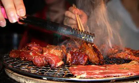 Ngày càng nhiều người mắc ung thư đại tràng, Phó Giám đốc bệnh viện Thái Lan cảnh báo việc ăn 5 loại thực phẩm mỗi ngày làm tăng nguy cơ