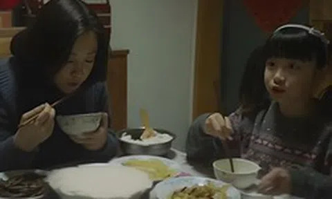 Nghiên cứu của Đại học Oslo: Đừng bắt con im lặng khi ăn, những đứa trẻ hay tranh luận thường có học vị cao hơn