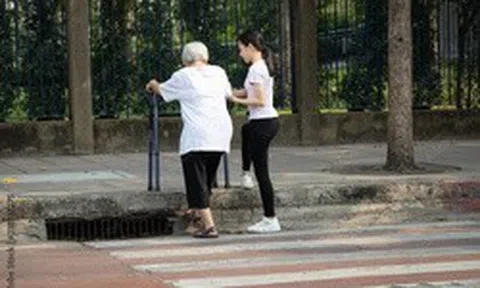 Người phụ nữ 66 tuổi đột ngột qua đời vì xuất huyết não sau khi đi bộ, bác sĩ tiếc nuối: “Sao không nhận ra 4 điều này sớm hơn?”