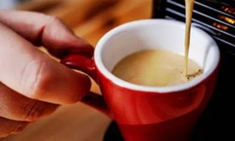 Cảnh báo cho bất kỳ ai uống cà phê trước 9 giờ sáng