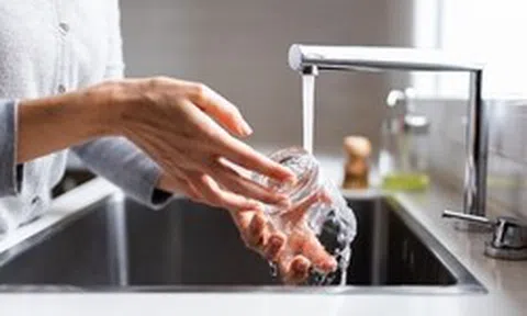 7 thứ KHÔNG BAO GIỜ nên rửa với nước nóng, nhiều người mắc sai lầm rồi nhận "kết đắng"