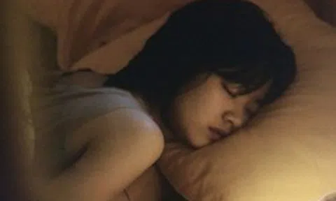 Nữ sinh 20 tuổi cân nặng tăng vọt lên 90kg, mắc tiểu đường, huyết áp cao vì 1 thói quen nhiều người làm mỗi đêm