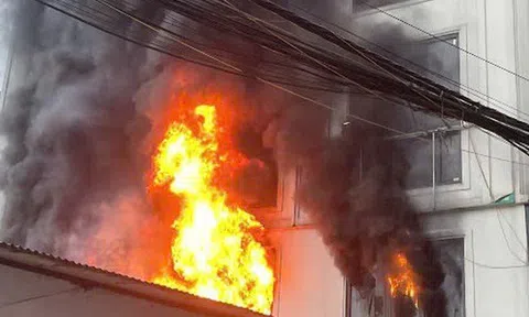 Cháy nhà 6 tầng, 2 thanh niên dũng cảm phá mái tôn cứu người