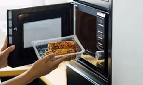 Bác sĩ đa khoa cảnh báo đến tất cả người dùng lò vi sóng