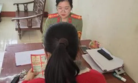 Công an làm việc với người phụ nữ 35 tuổi có thông báo liên quan đến vụ án rửa tiền 21,6 tỷ đồng