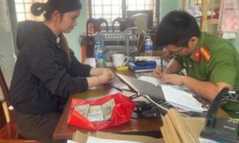 Phát hiện 120 triệu đồng tiền mặt trong chiếc túi nilon bị bỏ quên giữa đường