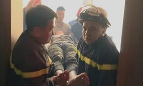 Công an PCCC Hà Nội kịp thời giải cứu nam thanh niên mắc kẹt trong thang máy