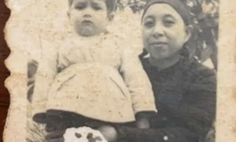 Cậu bé được mẹ ẵm trong bức ảnh giờ là tên tuổi đình đám showbiz Việt: Gia thế "không phải dạng vừa", giờ dạy con khéo