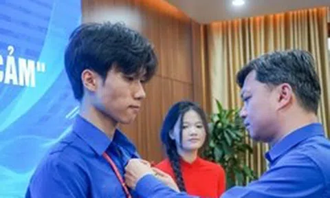 T.Ư Đoàn trao tặng Huy hiệu 'Tuổi trẻ dũng cảm' cho nam sinh Bách Khoa cứu người trong đám cháy ở Lĩnh Nam