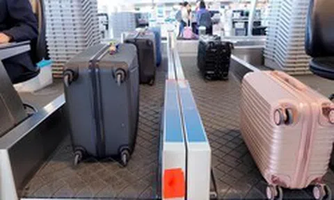 Vì sao nên quay bánh xe vali ra ngoài khi cân hành lý đi máy bay?