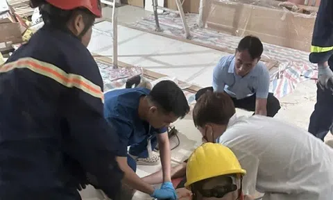 Mắc kẹt trong thang máy, nam công nhân tử vong