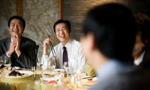 Sếp cũ mời cả nhóm đi ăn rồi đột nhiên biến mất, tôi âm thầm trả hóa đơn hơn 19 triệu đồng: Một tuần sau nhận được email không ngờ tới