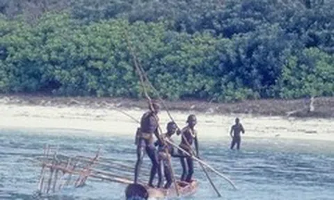 Một lon Coca-Cola du khách để lại có thể xoá sổ cả một bộ lạc
