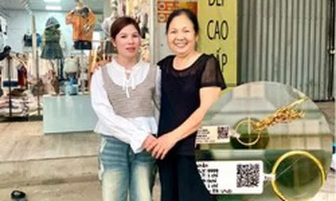 Phát hiện 2 nhẫn tròn, dây chuyền vàng 9999 trước cửa nhà, cụ bà SN 1957 trình báo công an truy tìm