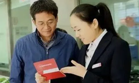 Khách gửi tiết kiệm 209 triệu đồng được tặng bảo hiểm, vài tháng sau cần tiền đi rút thì được ngân hàng thông báo: “10 năm nữa hãy quay lại”