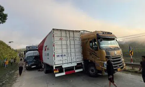 Hiện trường vụ tai nạn liên hoàn giữa 4 xe ôtô trên đường Hồ Chí Minh