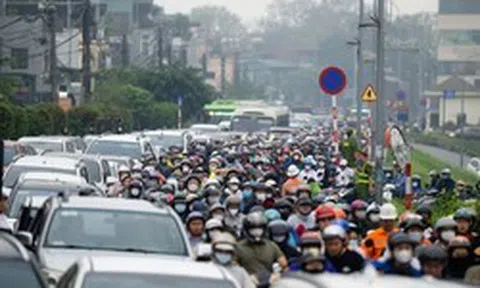 Cầu Long Biên tạm dừng, Chương Dương quá tải: Người dân mệt mỏi chôn chân giữa dòng xe ùn tắc