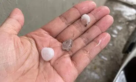 Hà Nội bất ngờ xuất hiện mưa đá, dông lốc lúc rạng sáng, cảnh báo thời tiết bất thường