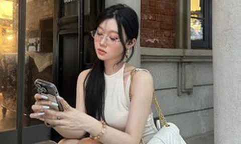 Người EQ thấp thích nhất 3 kiểu cầm điện thoại